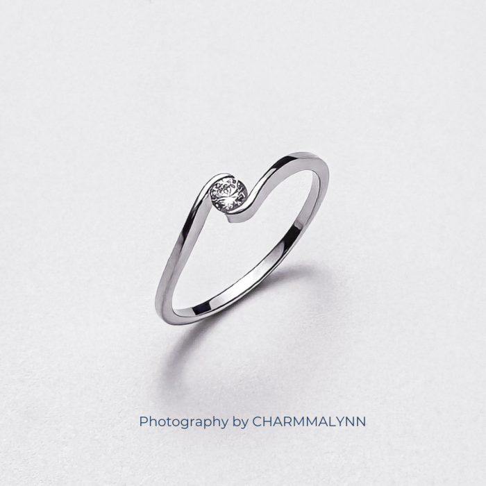 9K White Gold A Swirl Wave Solitaire Diamond Ring