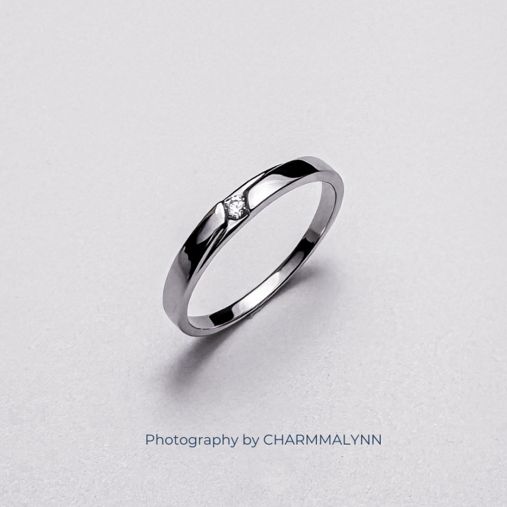 9K White Gold Mini Solitaire Twist Band Diamond Ring
